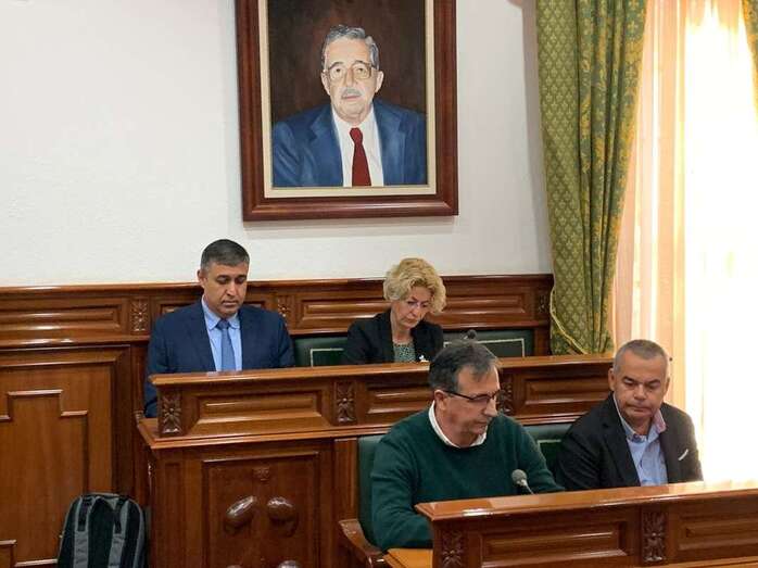 La concejala Auri Saavedra, al fondo a la derecha, durante la exposición de la declaración (Foto TA)